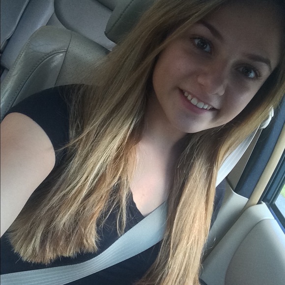 Profile Picture of Amanda Savinski (@asavinski2) on Poshmark