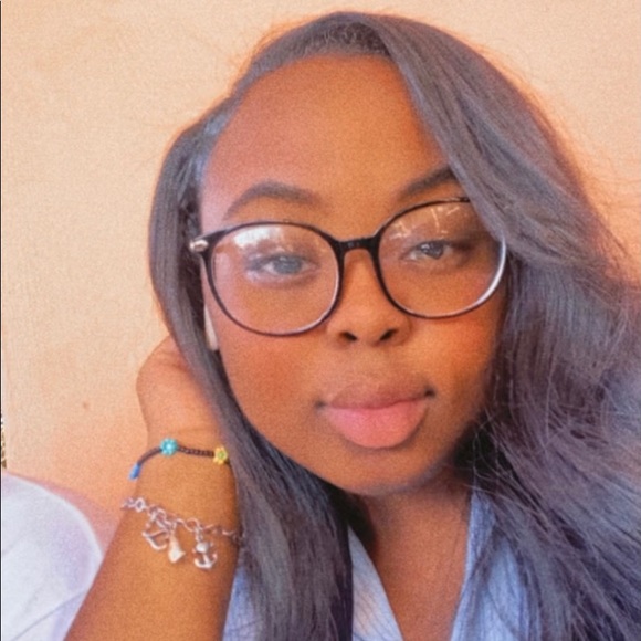 Profile Picture of Alle Scurlark (@alreyaunas) on Poshmark