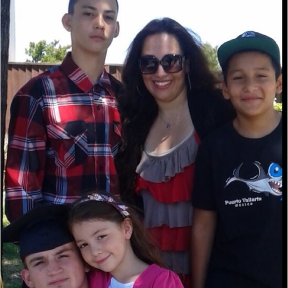 Profile Picture of Angelique Saez (@saezange) on Poshmark