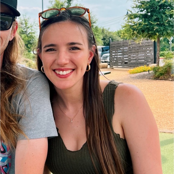 Profile Picture of Peyton Hurst (@peytonhurst24) on Poshmark