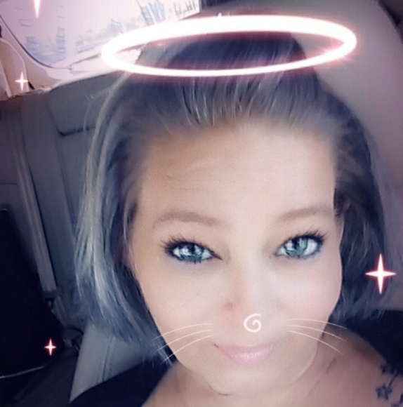 Profile Picture of Mandy Evans (@mandye76) on Poshmark