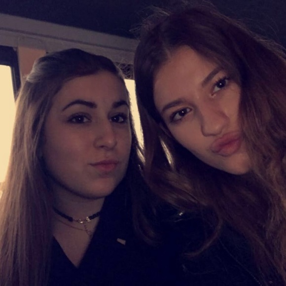 Profile Picture of Isabelle Lipski (@izzycakes54) on Poshmark