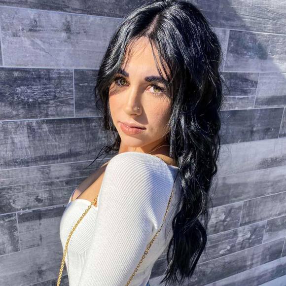 Profile Picture of Riley Kieschnick (@rileykiesch) on Poshmark