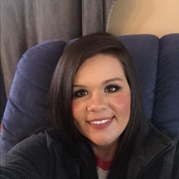 Profile Picture of Lori Holbrook (@lorinichole09) on Poshmark