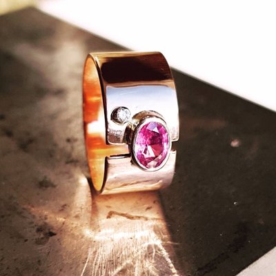 Profile Picture of Emma Pearson (@Emmathejeweller) on Twitter