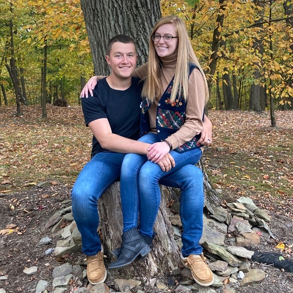 Profile Picture of Shaley Manges (@shaymarie99) on Poshmark