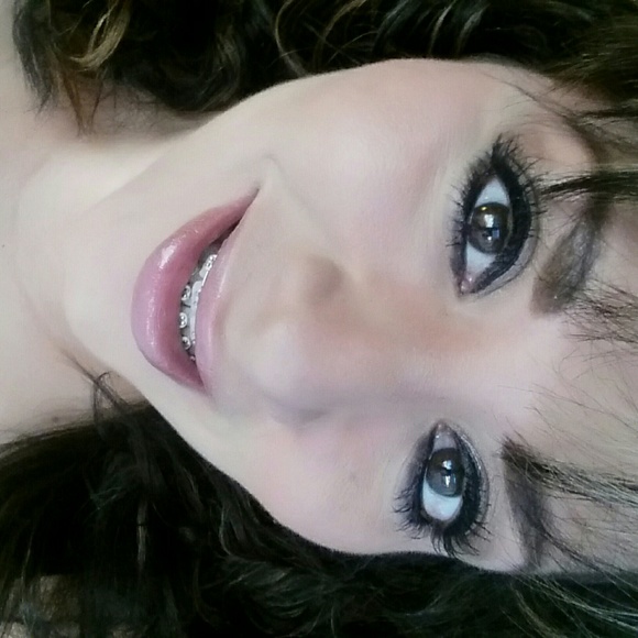 Profile Picture of Maria Vindiola (@bettyvindiola) on Poshmark