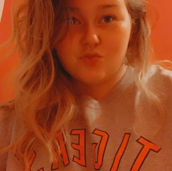 Profile Picture of Corinne Berezik (@corinnebb16) on Poshmark