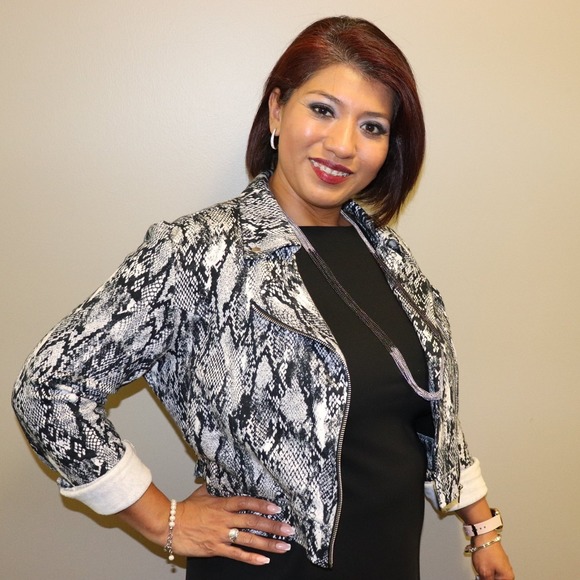 Profile Picture of Georgianna Acosta l (@simplyg) on Poshmark