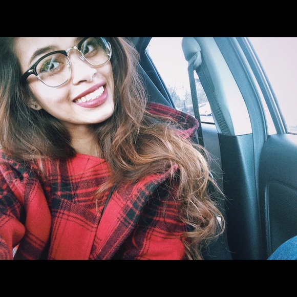 Profile Picture of Jen Laytee (@peachemoji24) on Poshmark