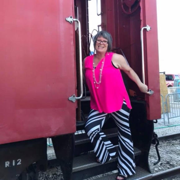 Profile Picture of Shari Padfield (@flowers2727) on Poshmark
