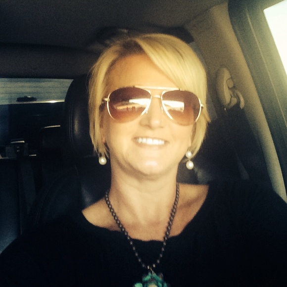 Profile Picture of Jenifer Bailey (@j_r_bailey) on Poshmark