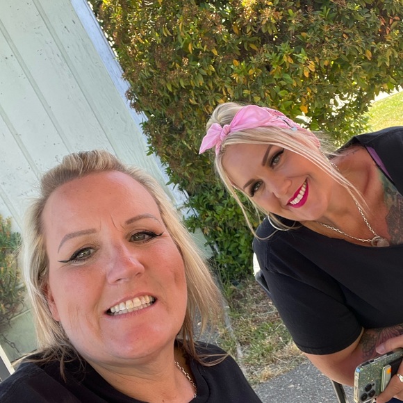 Profile Picture of Saxelby sisters Saxelby (@tiffanysaxel124) on Poshmark