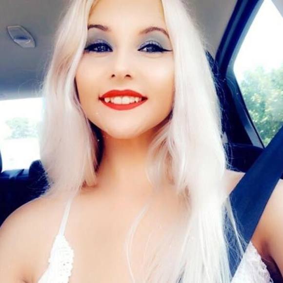 Profile Picture of Anna Cologgi (@cologgia) on Poshmark