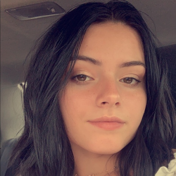 Profile Picture of Samantha Barrow (@samanthabarrw) on Poshmark