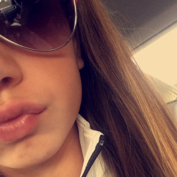 Profile Picture of Emily Crompton (@emilycrompton16) on Poshmark