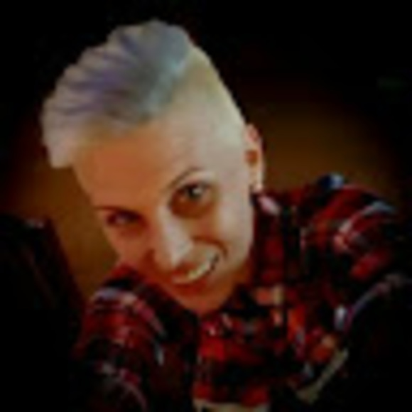 Profile Picture of Denise Aucoin (@nenelovbug) on Poshmark