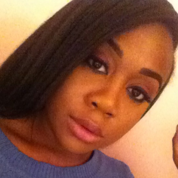 Profile Picture of Amanda Calderon (@amandaec42) on Poshmark