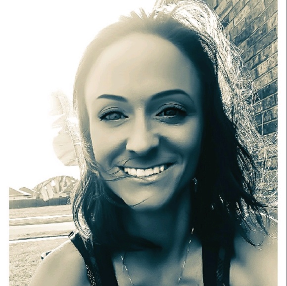 Profile Picture of Stephanie Llanusa (@sllanusa6900) on Poshmark