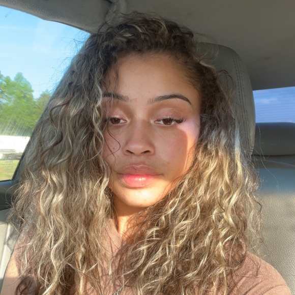 Profile Picture of Devin Vance (@devinjenise1) on Poshmark