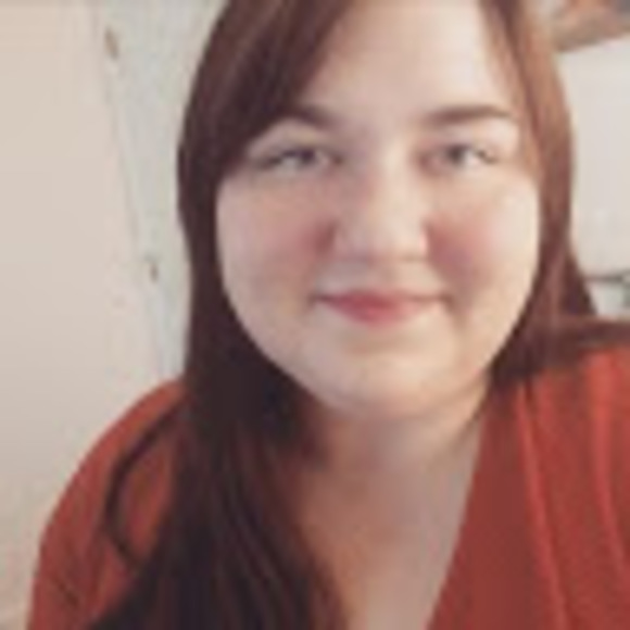 Profile Picture of Cassie Tesseneer (@lctesseneer) on Poshmark