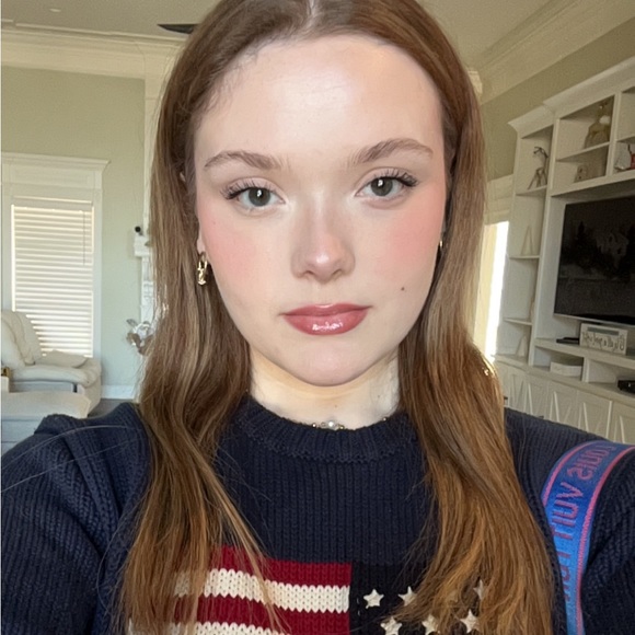 Profile Picture of Julia Dill (@soupyjellybeans) on Poshmark