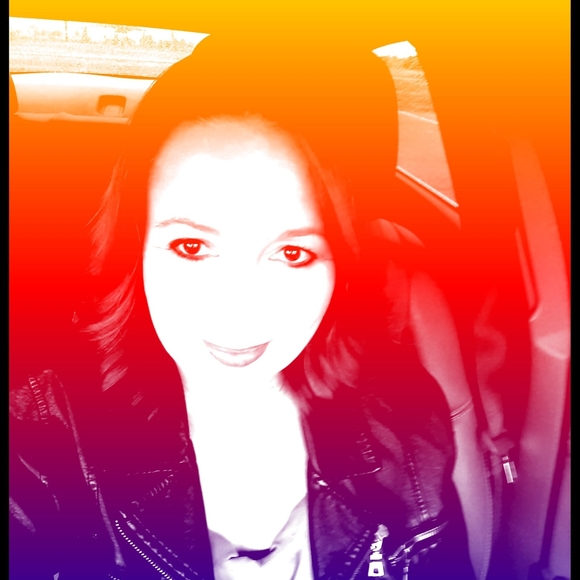 Profile Picture of Samantha Dunham (@samantharoach77) on Poshmark
