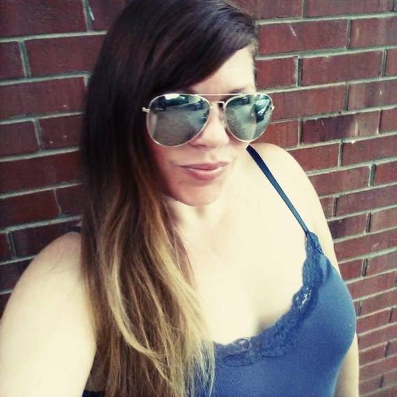 Profile Picture of Tera Raymer (@turtle3781) on Poshmark