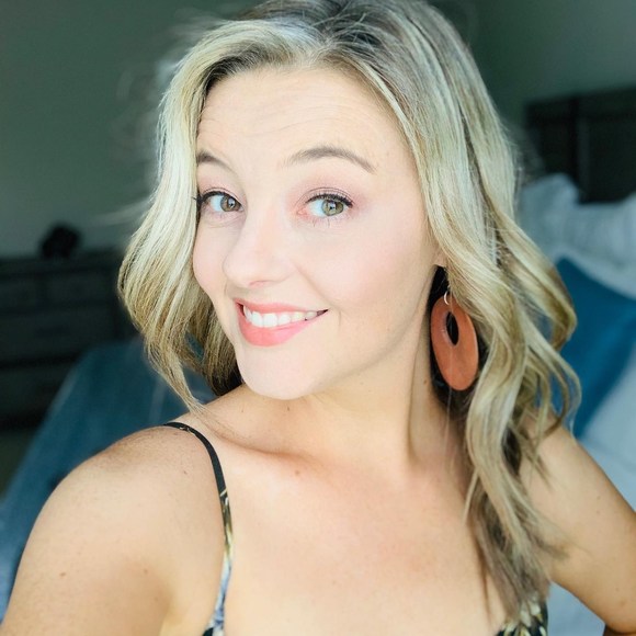 Profile Picture of Audrey Lonas (@al07) on Poshmark