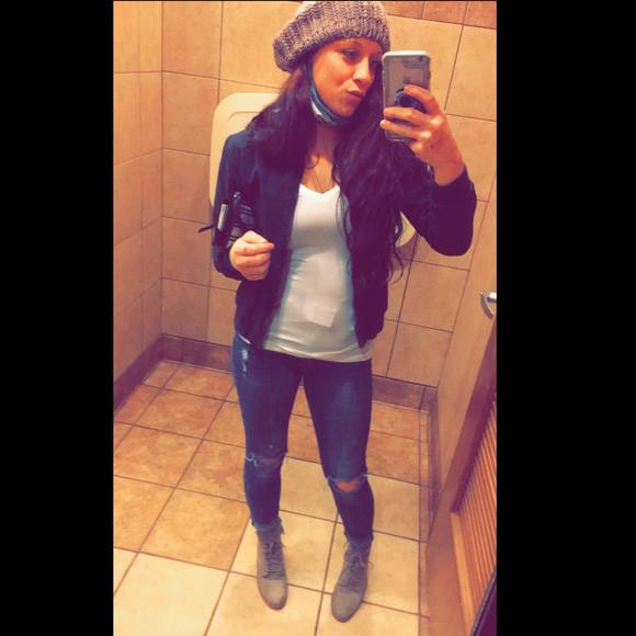 Profile Picture of Nikki Scinta (@nikscintaxo) on Poshmark