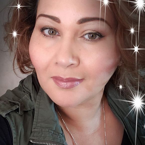 Profile Picture of Julia Quezada (@juliachavez01) on Poshmark