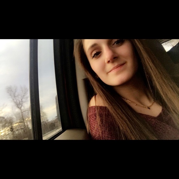 Profile Picture of Chloë Summers (@summerscc) on Poshmark