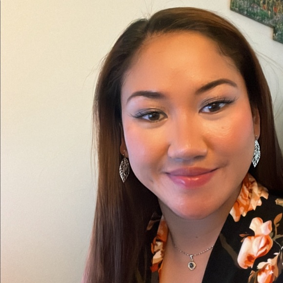 Profile Picture of Anne Adriano (@anne102080) on Poshmark