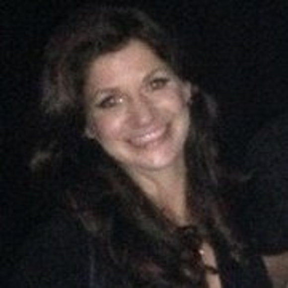 Profile Picture of Lizzy Alstine (@theswenix) on Poshmark