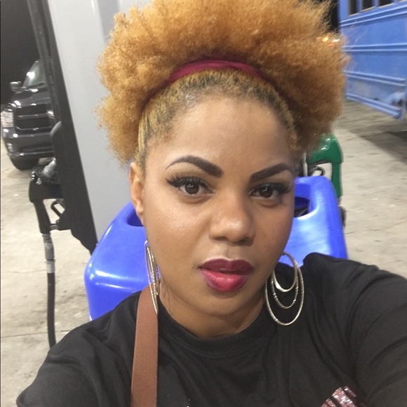Profile Picture of Michelle Dunbar (@mdmdunbar) on Poshmark