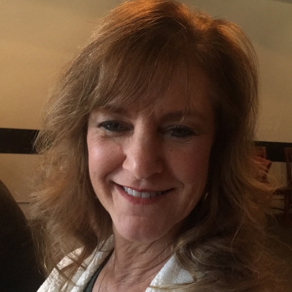 Profile Picture of Lane Thomas (@getinmybag) on Poshmark