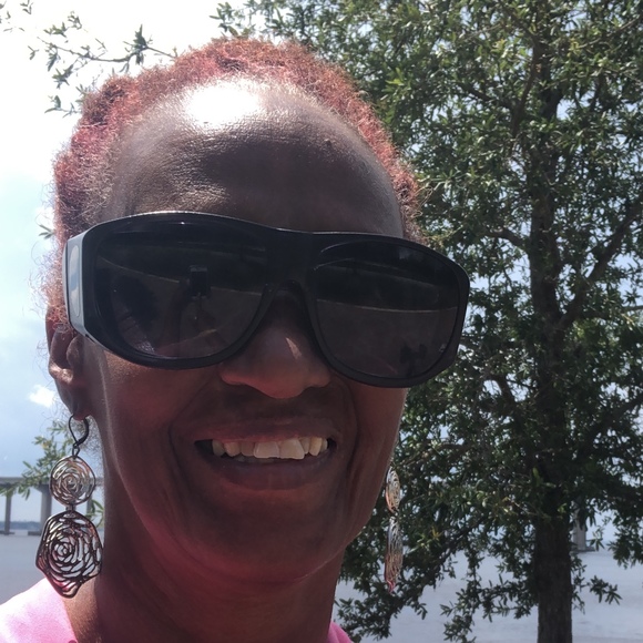 Profile Picture of Angela Anglin (@angelaanglin) on Poshmark