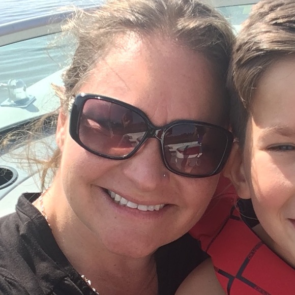 Profile Picture of Sharon Milroy (@sharonmilroy) on Poshmark