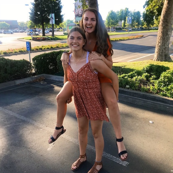 Profile Picture of Emma Hallums (@emmahallums) on Poshmark