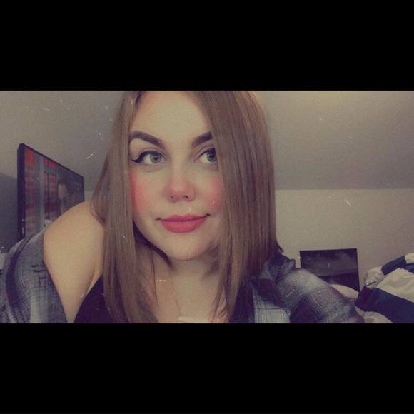 Profile Picture of Delaney Mitchell (@laney725) on Poshmark