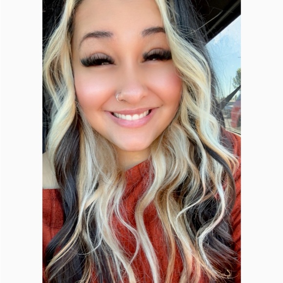 Profile Picture of Chrissy Maloy (@tralalachrissy) on Poshmark