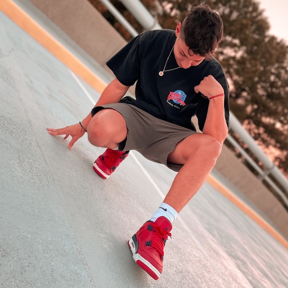 Profile Picture of Alex Cadavid (@alex_cadavid) on Poshmark