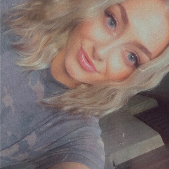 Profile Picture of Stephanie Liske (@sliskee) on Poshmark