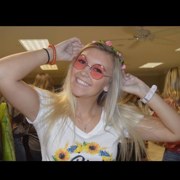 Profile Picture of Bailee Thomas (@baileet33) on Poshmark