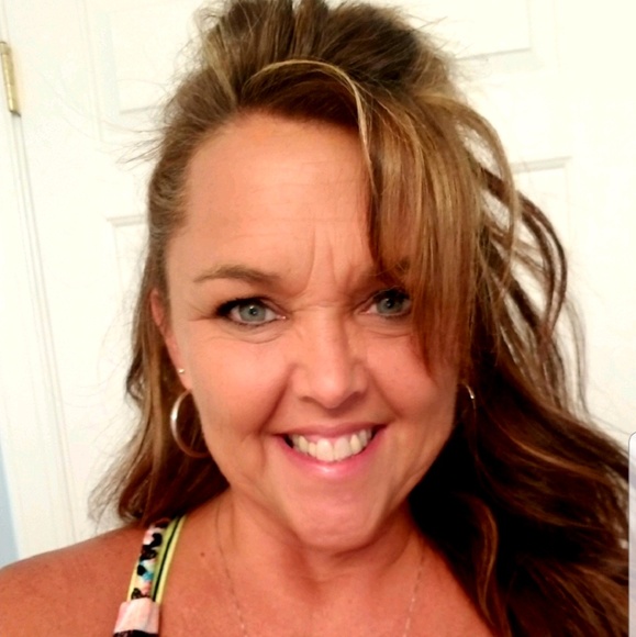 Profile Picture of Robin Kemper (@nibor67) on Poshmark