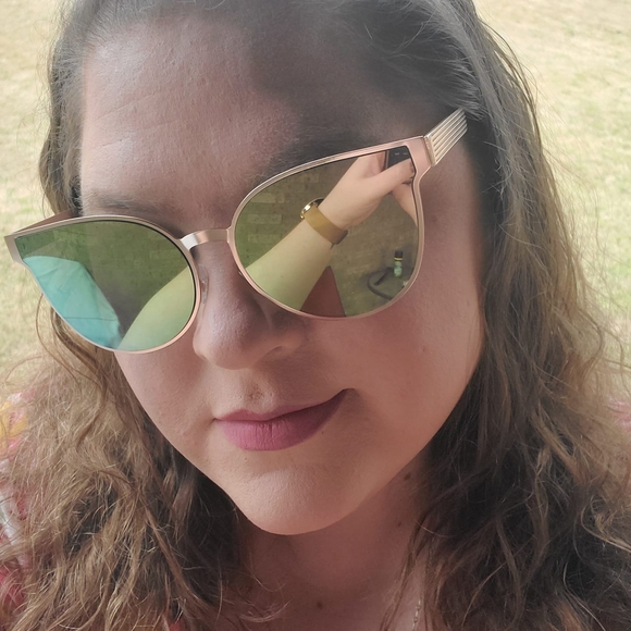 Profile Picture of Izzy Heeger (@izzyheeger) on Poshmark