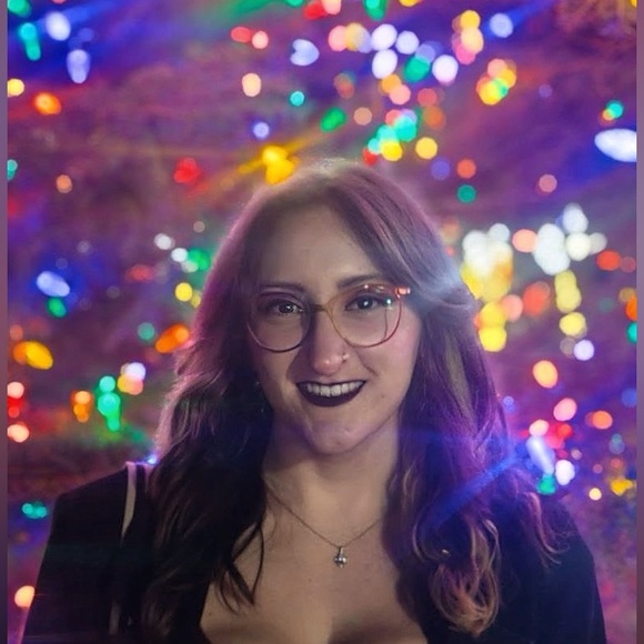 Profile Picture of Lauren Barnas (@laurennelyse) on Poshmark