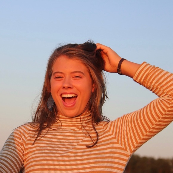 Profile Picture of Ellie Goetzinger (@elliegoetzinger) on Poshmark
