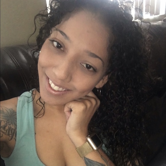 Profile Picture of Danielle Dawson (@dnelson127) on Poshmark