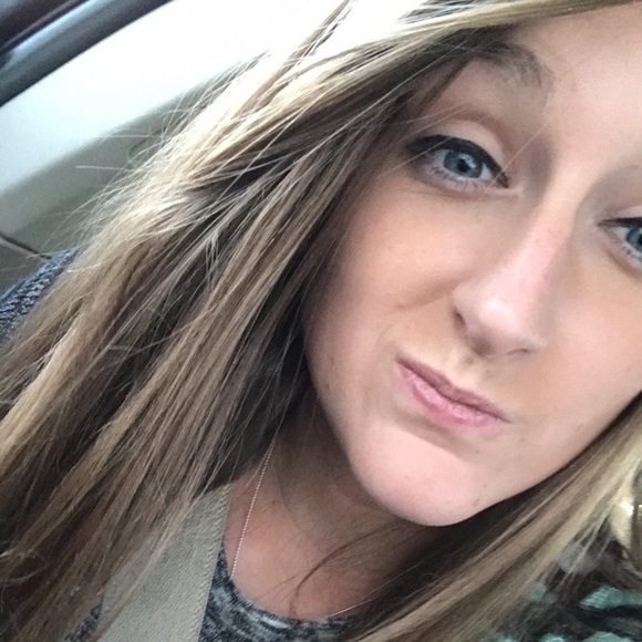 Profile Picture of Courtney Pecka (@peckac98) on Poshmark